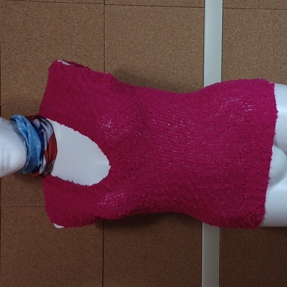 COLLECTIONS SWEATER VEST SIZE SMALL IN A BEAUTIFUL FUSHA 100% ACRYLIC